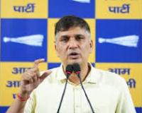 चिराग दिल्ली में गायों को मुक्त कराने वाले स्वयंसेवियों को आप ने किया सम्मानित