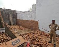 नोएडा: निर्माणाधीन मकान की दीवार गिरने से मलबे में पांच लोग दबे, एक महिला की मौत