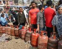 पश्चिम बंगाल: गैस की किल्लत की आशंका के बीच एलपीजी केंद्रों के बाहर लंबी कतारें