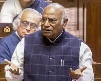 रास में खरगे ने उठाया एलपीजी की कमी का मुद्दा, सरकार ने विपक्ष पर लगाया अराजकता फैलाने का आरोप