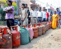 देश में एलपीजी सिलेंडर के लिए लाइनें क्या विपक्ष के कहने पर लगी हैं : कांग्रेस ने सरकार से पूछा