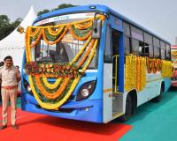 गुजरात के मुख्यमंत्री ने 182 नयी बसों को हरी झंडी दिखाकर रवाना किया