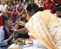 बच्चों को पौष्टिक भोजन और गुणवत्तापूर्ण शिक्षा मिलना जरूरी है : राष्ट्रपति मुर्मू