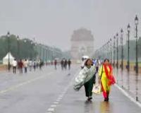 दिल्ली में बारिश के बाद चली सर्द हवाओं से मौसम हुआ सुहावना