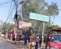 राजकीय बालिका इंटर कॉलेज के सामने बिजली के पोल में लगी आग, मचा हड़कंप