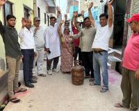 गैस सिलेंडर की बड़ी कीमतों का सपा नेताओं ने किया विरोध 