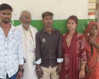 न्याय की आस लेकर संपूर्ण समाधान दिवस में डीएम से महिला ने की शिकायत 