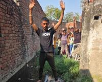 घरों में भर रहा तालाबका गंदा पानी लोगों के लिए बना मुसीबत