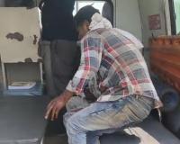 अनियंत्रित होकर डिवाइडर से टकराई बाइक, दो घायल