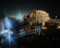 आलू भरे ट्रेक्टर ट्राले में ट्रक ने मारी टक्कर, लगातार 6 वाहन हादसे का शिकार