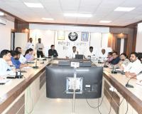 गैस खत्म की खबरों के चलते डीएम ने एजेंसी मालिकों के साथ की बैठक 