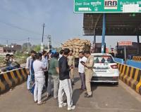 टूंडला टोल पर ‘पुलिस कार्ड’ दिखाकर निकलने की कोशिश, फोटो मेल न खाने पर रोकी कार