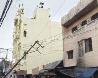 तेज हवा के चलते बिजली का खंभा गिरा, टला बड़ा हादसा