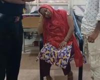 जेवर मांगने पर महिला पर हमला