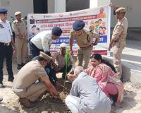 एक पेड़ मां के नाम लगाकर दिया पर्यावरण संरक्षण का संदेश 