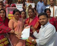 गैस सिलेंडर संकट पर सपा महिला सभा का हंगामा