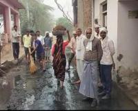 मंदिर परिसर के सामने गंदगी का अंबार श्रद्धालु परेशान