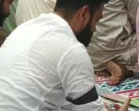 ईद पर शिया समुदाय का अनोखा प्रदर्शन, बांह पर काली पट्टी बांधकर अदा की नमाज