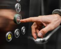 कोलकाता के एक अस्पताल में लिफ्ट में फंसने से एक व्यक्ति की मौत