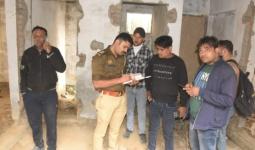 खंडहर में मिला युवक का शव,शहर में फैली सनसनी, फॉरेंसिक टीम ने जुटाए साक्ष्य 