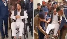 चोट के कारण व्हीलचेयर से विधानसभा पहुंचे तेजस्वी यादव, सरकार पर साधा निशाना