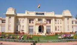 विधान परिषद में हंगामे के बाद विपक्षी सदस्य निलंबित, मार्शल ने बाहर निकाला