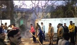 रेलवे स्टेशन परिसर में पीवीसी पाइप में लगी आग, बड़ा हादसा टला