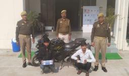 लूट के दो आरोपी मोबाइल, बाइक और तमंचे सहित गिरफ्तार