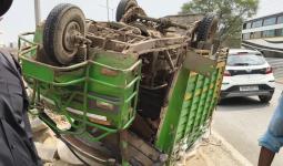 आगरा हाईवे पर लोडर टेंपो पलटा, चालक-हेल्पर घायल