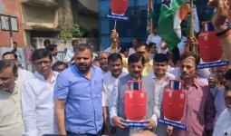 बिहार: एलपीजी की किल्लत और बढ़ती कीमतों के खिलाफ पटना में कांग्रेस का प्रदर्शन