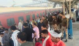 होली से पहले टूंडला रेलवे स्टेशन पर आरपीएफ-जीआरपी की संयुक्त चेकिंग