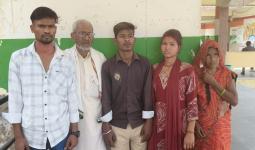 न्याय की आस लेकर संपूर्ण समाधान दिवस में डीएम से महिला ने की शिकायत 