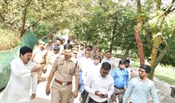 ईद-उल-फितर को लेकर डीएम व एसएसपी ने किया ईदगाहों का निरीक्षण