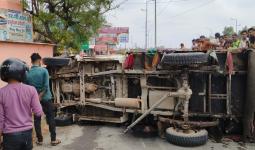 ब्रेक फेल होने से मैक्स पलटी, बड़ा हादसा टला