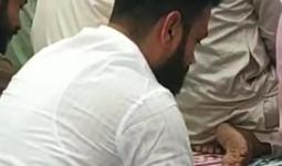 ईद पर शिया समुदाय का अनोखा प्रदर्शन, बांह पर काली पट्टी बांधकर अदा की नमाज