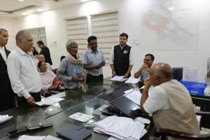  पीड़ित बुजुर्ग ने जिलाधिकारी से पत्नी के इलाज़ के लिए लगाई गुहार, इलाज के लिए मदद का मिला आश्वासन