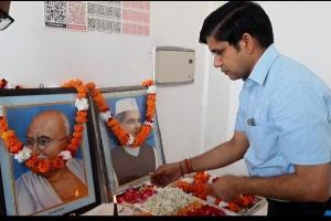 कलक्ट्रेट परिसर में मनाई गई महात्मा गॉंधी, लाल बहादुर शास्त्री की जयंती 