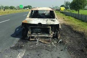 आधी रात को हाईवे पर दौड़ती कार में लगी आग