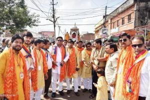 टूंडला में आदिनाथ भगवान की भव्य रथयात्रा, उमड़ा जनसैलाब