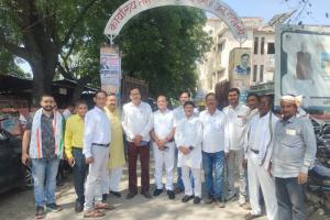 लालगंज बाईपास ओवरब्रिज की बदहाल सर्विस लेन को लेकर कांग्रेस ने प्रदर्शन कर सौंपा ज्ञापन