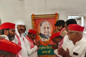 सपाईयो ने मनाई धरती पुत्र मुलायम सिंह यादव की पुण्य तिथि