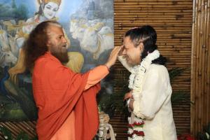 परमार्थ निकेतन दर्शनार्थ आये पद्मश्री आध्यात्मिक गायक कैलाश खेर