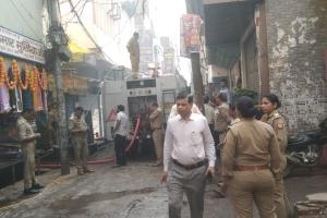 शॉर्ट सर्किट से टेलर की दुकान के बेसमेंट में लगी भयानक आग 