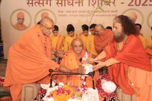 परमार्थ निकेतन में सत्संग साधना शिविर का शुभारम्भ : भक्तों ने मनाया पूज्य स्वामी जी का 76 वां जन्मोत्सव