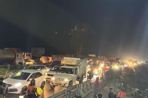 ब्रजघाट हाइवे पर भीषण जाम, वाहनों की लगी लंबी कतारें