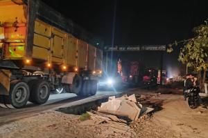 सड़क पर पत्थर उतारते समय खंभे से टकराया डंपर, बड़ा हादसा टला