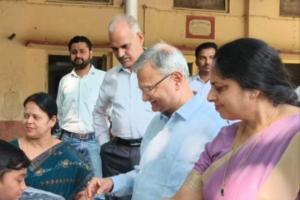 कुलपति ने लाला लाजपत राय पाठशाला विद्यार्थियों को स्वेटर वितरित किया