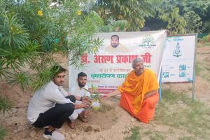 डाँ. अरुण प्रकाश के जन्मदिन पर किया वृक्षारोपण 