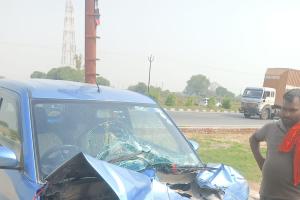 ट्रैक्टर और वैगनआर कार में हुई जोरदार ट्रैक्टर, बाल बाल बचे वाहन सवार 