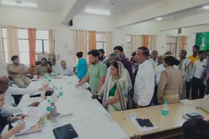 समाधान दिवस में अधिकारियों ने सुनीं 64 शिकायतें, 15 निस्तारण